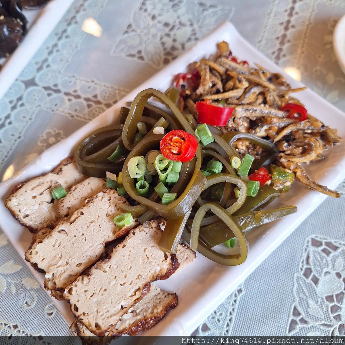 〔中壢 美食〕大四喜北方麵食｜小魚皮蛋拌麵與手工鍋貼｜傳統北