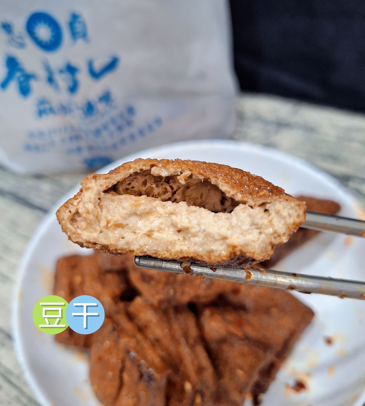 〔桃園 美食〕忠貞眷村口麻辣滷味｜國旗屋隔壁的靈魂滷味，一口吃回眷村歲月的思念