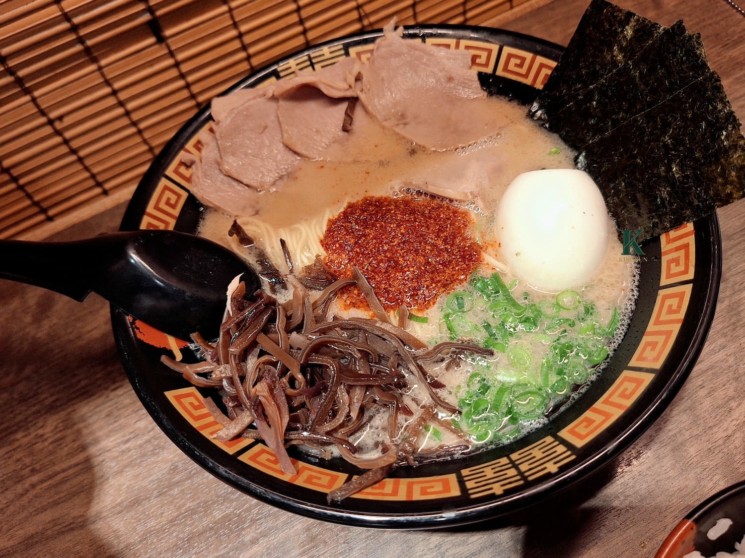 〔日本 美食〕一蘭拉麵｜真的必吃嗎？濃湯＋湯泡飯太誇張